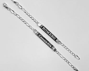 Pulsera de identificación de plata de ley grabada: nombre personalizado, cadena tipo curb o Figaro.