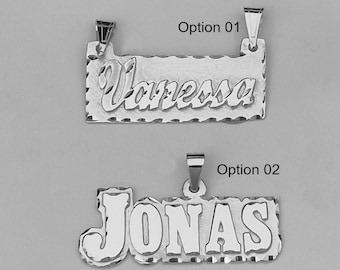 Collar personalizado con nombre en plata de ley y colgante rectangular con corte de diamante.