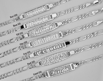Pulsera de identificación con cadena Figaro de plata esterlina grabada: nombre personalizado, letras mayúsculas, fuente cursiva.