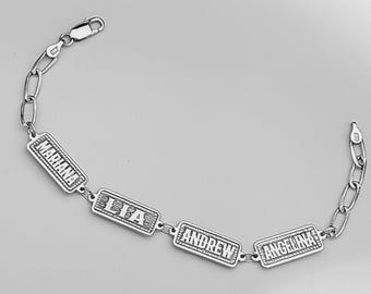 Pulsera personalizada de plata de ley con nombre familiar: Cadena rolo grabada en profundidad, placa rectangular con varios nombres.