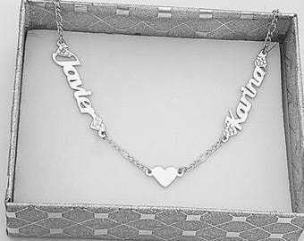 Collar con nombre lateral y corazón: cadena Figaro de plata de ley
