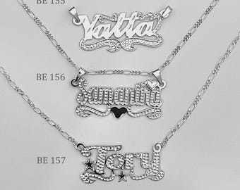 Collar personalizado con nombre en plata de ley: colgante con cuentas y letras cursivas.