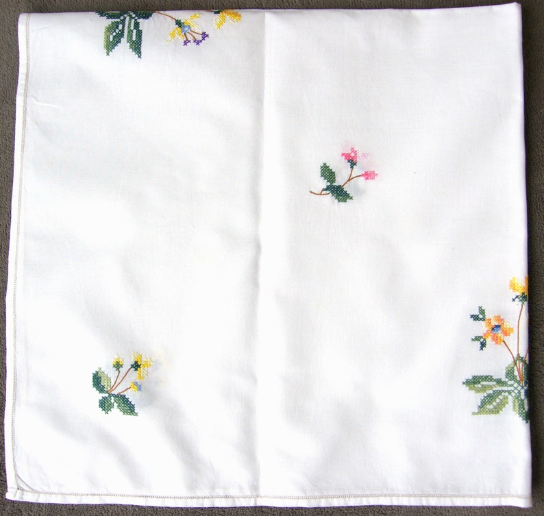 Vintege tablecloth cross stitch handmade/square tablecloth/rose pattern floral embroidery decor flowers/retro collection image 7