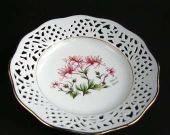 Dekoracyjny talerzyk porcelanowy, ażurowy, dekoracyjny drobiazg, bibelot Schumann porcelana ozdobna, talerzyk kwiaty dekoracja botaniczna