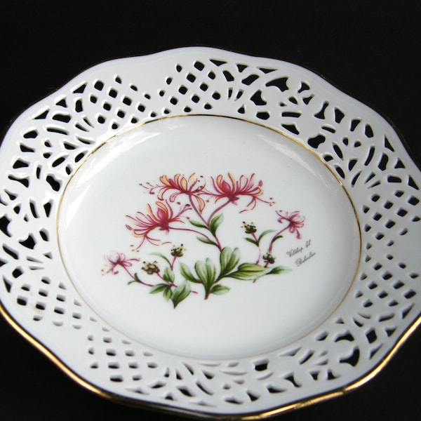 Dekoracyjny talerzyk porcelanowy, ażurowy, dekoracyjny drobiazg, bibelot Schumann porcelana ozdobna, talerzyk kwiaty dekoracja botaniczna