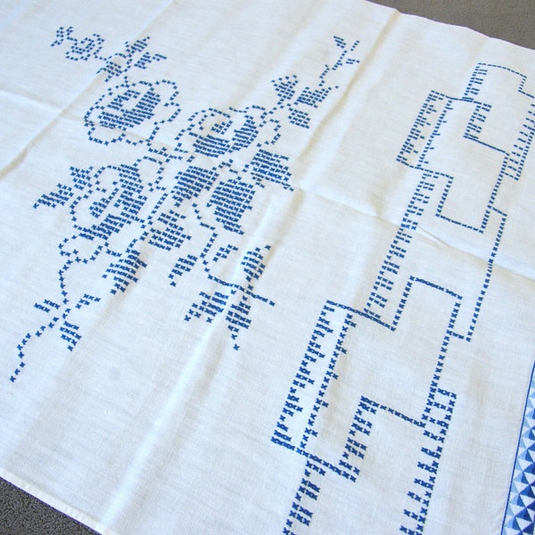 Vintege serviette cuisine brodée point de croix bleu broderie motif floral broderie décoration motif fleurs style rétro décoration cuisine