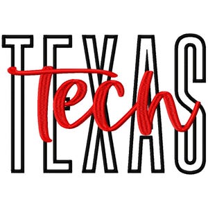 Może przedstawiać: Na białym tle słowo "TEXAS" napisane jest pogrubioną, obrysowaną czarną czcionką. Słowo "Tech" jest napisane żywą, kursywą czerwoną czcionką, nakładającą się na słowo "TEXAS".
