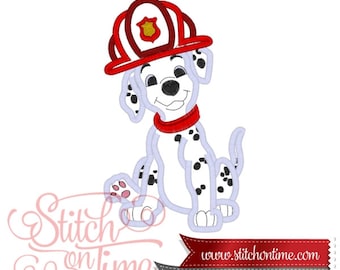 Op de afbeelding: Een wit-zwarte Dalmatiër puppy met een rode brandweerhelm met een geel badge. De puppy zit met zichtbare poten. De afbeelding is een borduurpatroon.