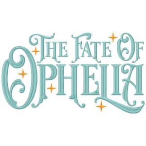 Op de afbeelding: Een geborduurd ontwerp met de tekst "The Fate of Ophelia" in een gestileerd, elegant lettertype. De tekst is lichtblauwgroen van kleur, met gouden steraccenten. Het ontwerp staat op een witte achtergrond.