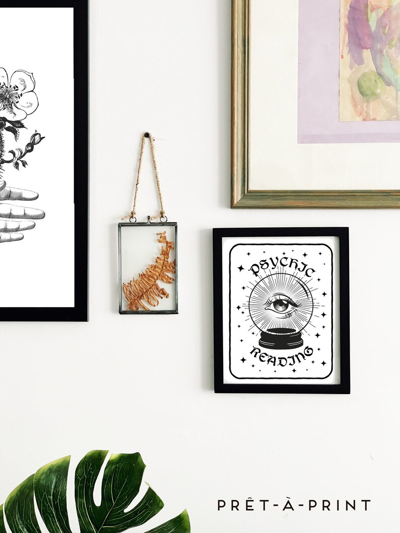 Puede incluir: Impresi&oacute;n de arte imprimible en blanco y negro con un marco negro. La impresi&oacute;n presenta una ilustraci&oacute;n estilizada de un ojo dentro de una bola de cristal con el texto "Psychic Reading" arriba y abajo de la imagen.