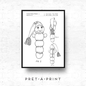 Pode incluir: Impressão emoldurada em preto de uma ilustração de patente para um brinquedo de pelúcia. O desenho mostra uma figura semelhante a um boneco de neve com um chapéu e borla, juntamente com duas outras vistas. O texto "PRÊT-À-PRINT" está na parte inferior.