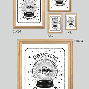 Puede incluir: Un conjunto de descargas digitales imprimibles para un dise&ntilde;o con tem&aacute;tica de lectura ps&iacute;quica. El dise&ntilde;o presenta una ilustraci&oacute;n en blanco y negro de un ojo dentro de una bola de cristal con el texto "PSYCHIC READING". La imagen muestra cuatro tama&ntilde;os diferentes del dise&ntilde;o, 28x35 cm, 20x25 cm, 13x18 cm y 10x15 cm.
