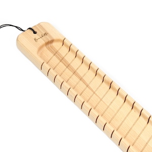 Puede incluir: Un escurridor de pasta de madera con una cuerda negra atada. El escurridor tiene una parte superior curva y está etiquetado con "Branditto".