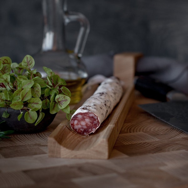 Hölzernes Salami-Schneidebrett - Servierbrett, ein Must-Have-Küchenartikel, Geschenke für diejenigen, die gerne kochen, Geschenk für Ehemann, Freund