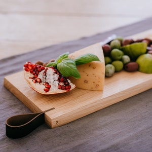 Handgefertigtes Servierbrett aus Eichenholz: Stilvolles Appetithäppchen- & Tapasbrett