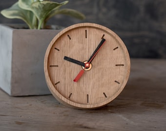 Reloj de escritorio minimalista de madera de roble: decoración de mesa moderna