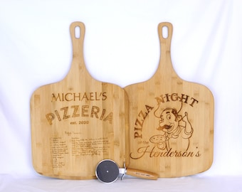 Op de afbeelding: Twee houten pizzaborden met gegraveerde tekst en ontwerpen. Eén bord leest "MICHAEL'S PIZZERIA est. 2020" met een pizzarecept. De andere zegt "PIZZA NIGHT at the Henderson's" met een chef-kok afbeelding. Een pizzasnijder is ook inbegrepen.