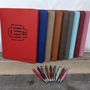 Portafolio de cuero sintético de 9,5 x 12,5 con cremallera y bolígrafo a juego (logotipo personalizado)