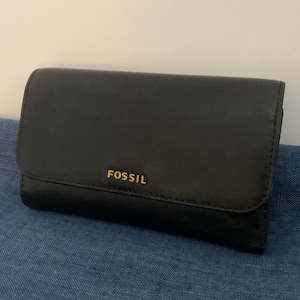 Cartera de cuero multifunción vintage de FOSSIL, negra, de tres pliegues, compacta, delgada y versátil