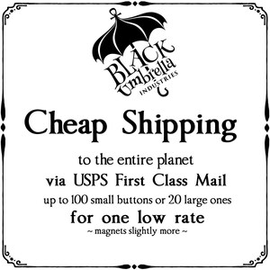 Pu&ograve; includere: Illustrazione in bianco e nero di un ombrello con il testo "BLACK Umbrella INDUSTRIES" e il testo "Cheap Shipping to the entire planet via USPS First Class Mail up to 100 small buttons or 20 large ones for one low rate ~ magnets slightly more ~"