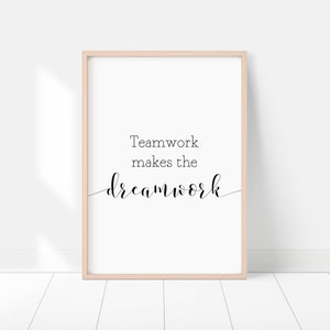 Puede incluir: Una impresión enmarcada con fondo blanco y texto negro que dice "Teamwork makes the dreamwork".
