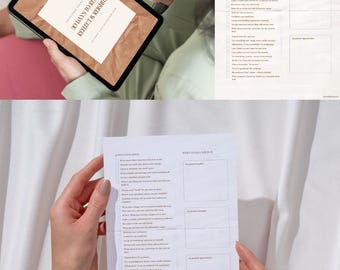 Peut inclure: Une personne tient une tablette affichant une page de journal avec le texte "30 JOURS POUR RÉINITIALISER, RÉFLÉCHIR ET RÉÉCRIRE". La page du journal a une texture de papier brun. Une autre page de journal avec des invites est également visible.