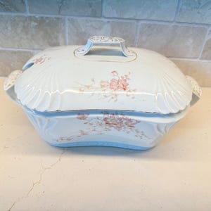 BaWo & Dotter Carlsbad Austria 13”x8”x6.5” Porcelain Covered Tureen