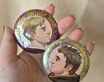 Insignias holográficas de Henry y Hans