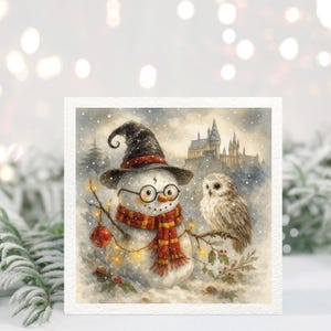 Puede incluir: Ilustración en acuarela de un muñeco de nieve con un sombrero de mago negro, gafas redondas y una bufanda roja y dorada. Un búho está posado en una rama junto al muñeco de nieve. Un adorno rojo cuelga de una rama con luces de hadas. Un castillo está al fondo.