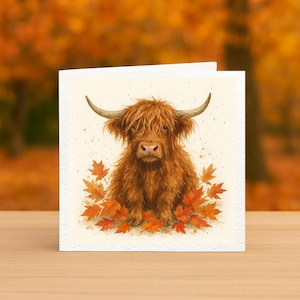 Akvarell hösthälsningskort med höglandsko – Rustik djurkonst på landsbygden, lurvig ko med löv, lantligt brevpapper