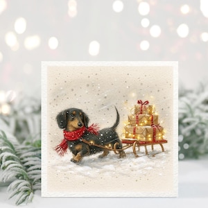 Puede incluir: Ilustración en acuarela de un perro salchicha tirando de un trineo de madera con regalos envueltos. El perro lleva una bufanda roja en una escena nevada. Los regalos están atados con cinta roja e iluminados por luces de hadas.