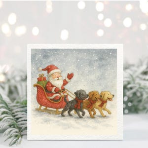 Op de afbeelding: Waterverf kerstkaart met de kerstman in een rode slee getrokken door drie honden met rode sjaals. De kerstman zwaait vanuit de slee, die vol cadeaus zit, terwijl het sneeuwt.