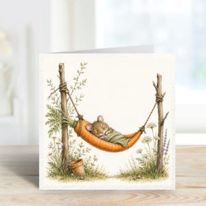 Peut inclure: Une carte de vœux carrée présentant une illustration détaillée d'une souris brune dormant dans un hamac en carotte orange suspendu entre deux poteaux en bois, entourée de feuillage vert, de petites fleurs blanches et d'un pot en terre cuite.