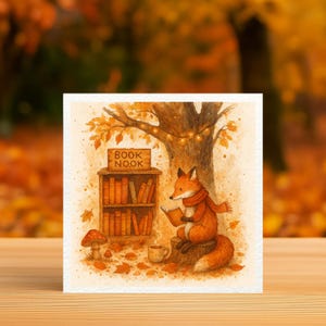 Peut inclure: Illustration à l'aquarelle d'un renard lisant un livre, assis sur une souche d'arbre. Le renard porte une écharpe rouge et est entouré de feuilles d'automne. Une petite bibliothèque avec l'inscription "BOOK NOOK" et une tasse de café sont à proximité.