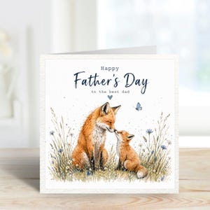 Könnte beinhalten: Quadratische Vatertagskarte mit einer Aquarellillustration von zwei Füchsen. Der erwachsene Fuchs und das Junge berühren sich in einem Feld aus Gras und Wildblumen mit der Nase. Die Karte lautet: "Alles Gute zum Vatertag für den besten Papa."