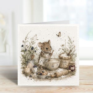 Könnte beinhalten: Aquarellillustration einer backenden Maus. Die Maus, die eine Schürze trägt, rührt Teig in einer Schüssel um. Ein Sack Mehl, ein Glas Marmelade und ein Nudelholz befinden sich in der Nähe. Ein Schmetterling flattert über der Szene, mit Beeren und Blumen im Hintergrund.