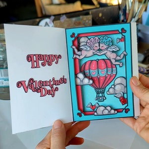 Tarjeta emergente del día de San Valentín Impresión Cricut y luego corte proyecto PNG de papercraft de caja de sombras 3D - Querubines besando