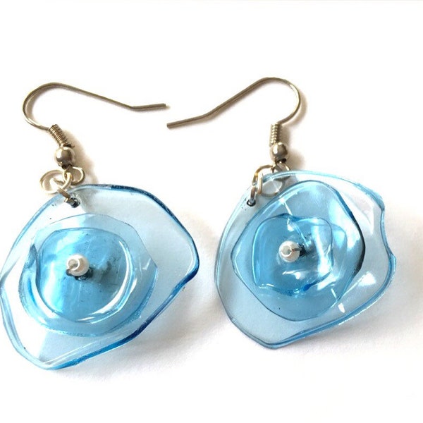 Boucles d’oreilles bleues transparentes, boucles d’oreilles en bouteille en plastique, boucles d’oreilles écologiques, boucles d’oreilles de bouteille recyclées