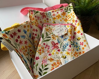 Personalisierte Bee Happy Schürze, Ofenhandschuh & Tragetasche, personalisierte Küchenschürze, Geschenkset, Muttertagsgeschenk, Kochgeschenk, Kochgeschenkbox