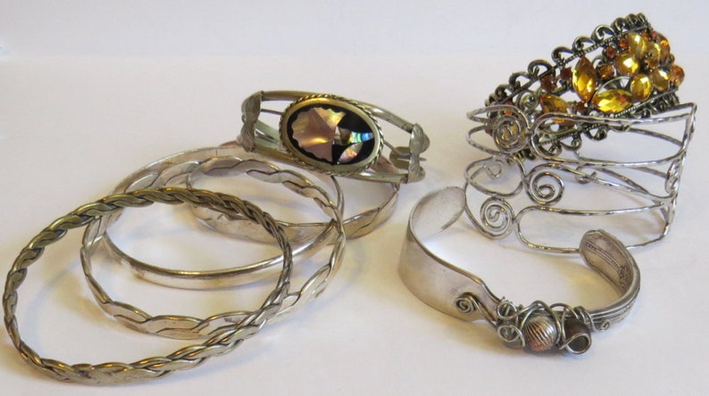 28 pieces of interesting vintage jewellery includes 20 brooches and 8 bracelets