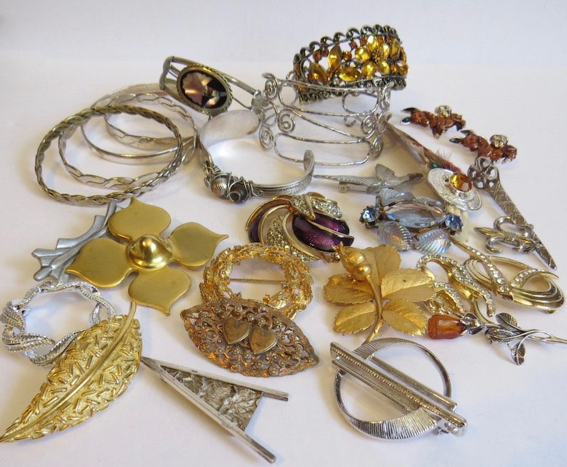 28 pieces of interesting vintage jewellery includes 20 brooches and 8 bracelets