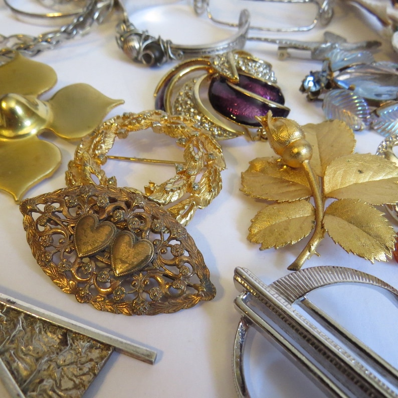 28 pieces of interesting vintage jewellery includes 20 brooches and 8 bracelets