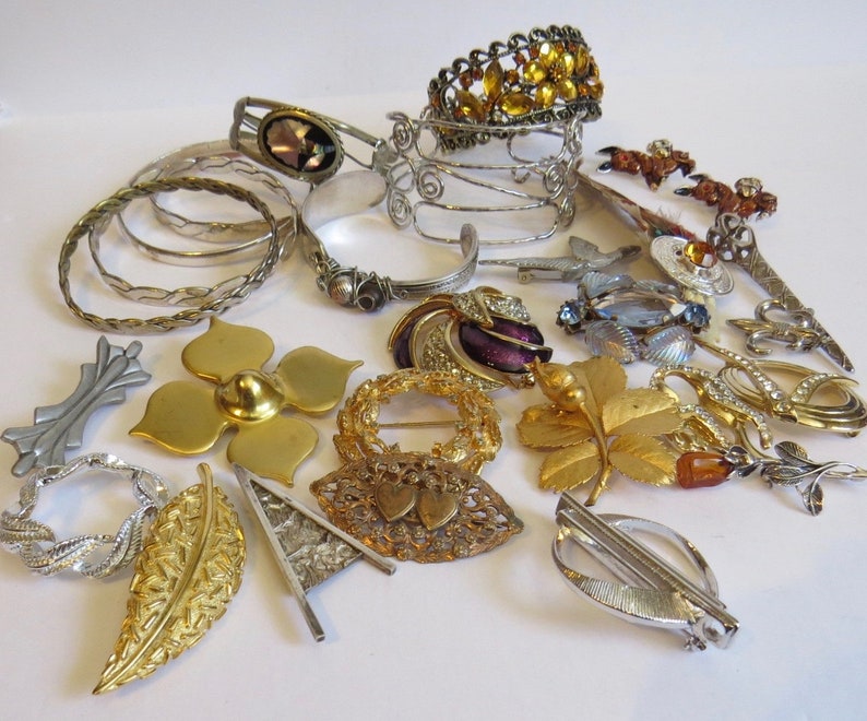 28 pieces of interesting vintage jewellery includes 20 brooches and 8 bracelets