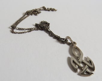 Excellent Italian sterling pendant with 18 inch silver chain