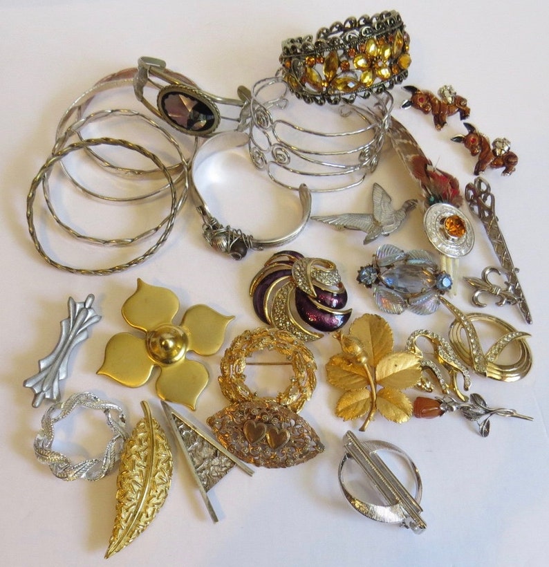 28 pieces of interesting vintage jewellery includes 20 brooches and 8 bracelets