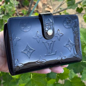 Auténtico Louis Vuitton Monogram 8, cartera compacta plegable con cierre de beso francés, bolso de mano pequeño de cuero burdeos Vernis.