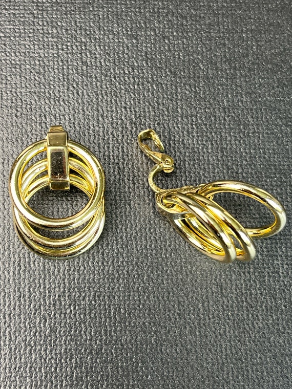 Rare vintage Trifari 3 rings clip on gold tone  ea