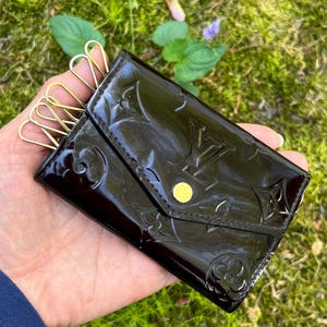 Auténtico Louis Vuitton Vernis Monogramed Burgundy Multicles - Cartera/tarjetero/estuche/organizador para 6 llaves, un lujo clásico y atemporal.