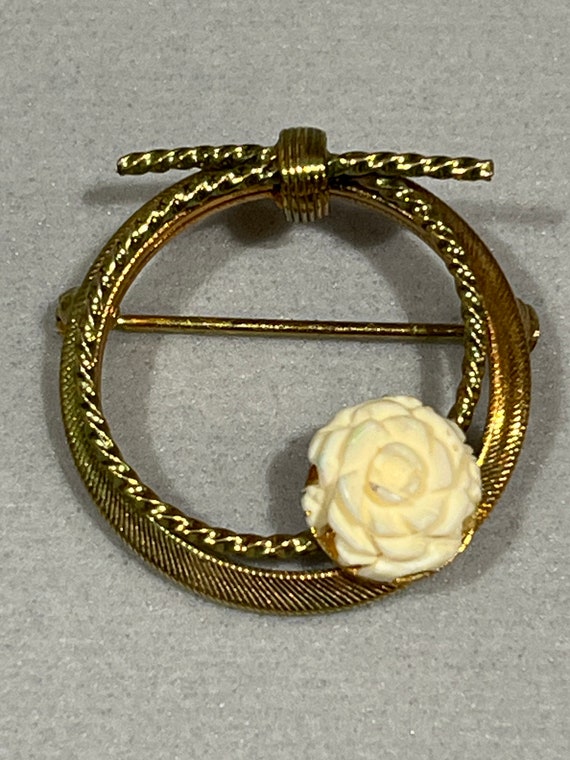 Vintage classic gold tone circle with a rose broo… - image 4