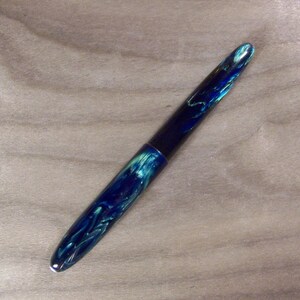 Stylo plume en résine bleue et verte, forme en cigare image 5